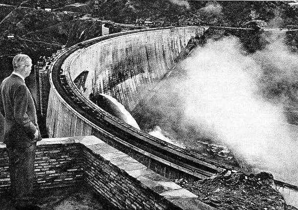 Harold Macmillan looking at the Kariba Dam, 1960