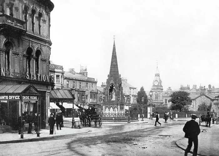 Framed Print : Harrogate, Station Square Framed Print : Harrogate, Station Square