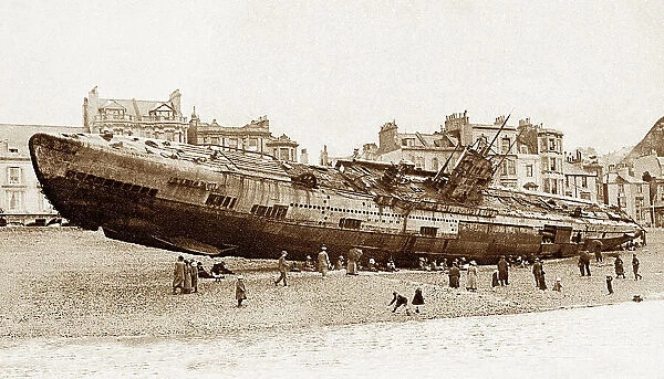 Hastings beach, German submarine, 15th April 1919