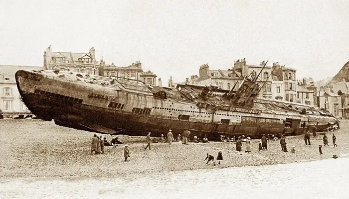 Framed Print : Hastings beach, German submarine, 15th April 1919 Framed Print : Hastings beach, German submarine, 15th April 1919