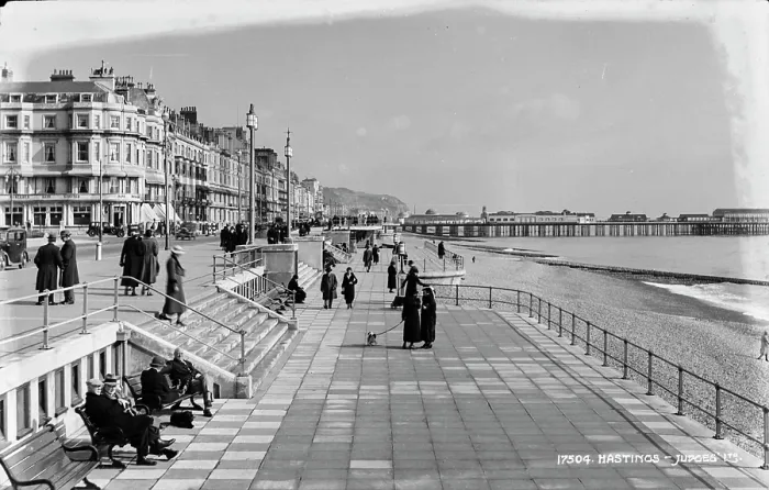 Framed Print : Hastings Promenade in the Early 20th Century Framed Print : Hastings Promenade in the Early 20th Century