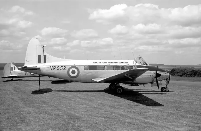 Framed Print : de Havilland Devon C.2 VP952 Framed Print : de Havilland Devon C.2 VP952