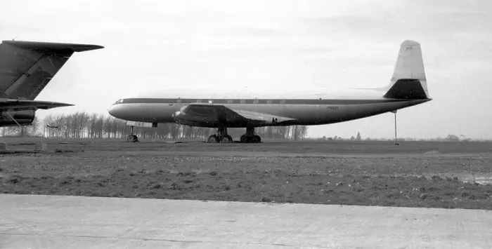 Framed Print : de Havilland DH. 106 Comet 2 7610M (ex G-ALYT) Framed Print : de Havilland DH. 106 Comet 2 7610M (ex G-ALYT)
