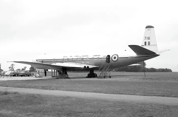 Framed Print : de Havilland DH.106 Comet C.2 7958M - XK716 - 8 Cepheus Framed Print : de Havilland DH.106 Comet C.2 7958M - XK716 - 8 Cepheus