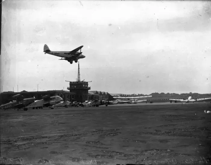 Framed Print : A de Havilland DH86 G-ADMY comes in to land at Croydon Framed Print : A de Havilland DH86 G-ADMY comes in to land at Croydon