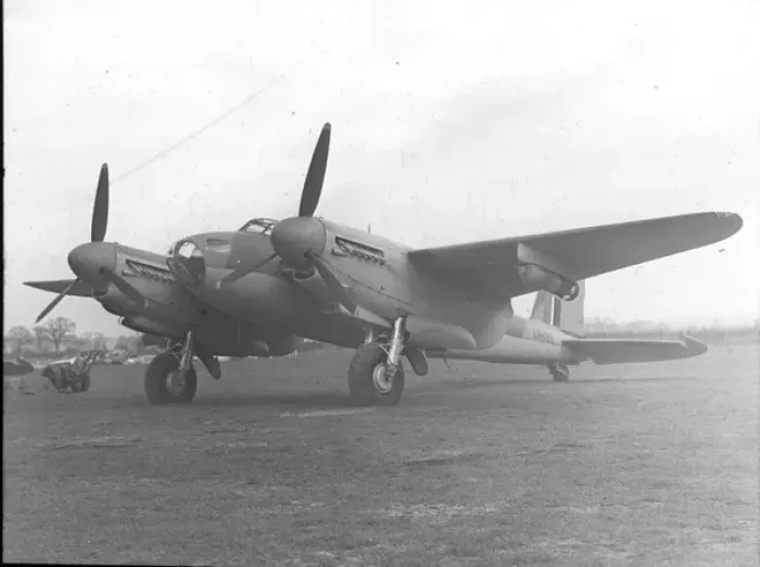 Framed Print : de Havilland DH98 Mosquito BIX LR495 Framed Print : de Havilland DH98 Mosquito BIX LR495
