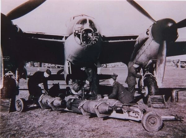 De Havilland DH98 Mosquito bombing-up