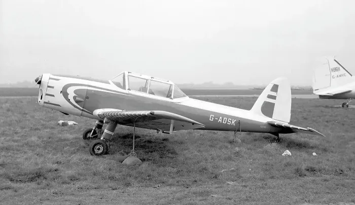 Framed Print : de Havilland DHC-1 Chipmunk 22A G-AOSK Framed Print : de Havilland DHC-1 Chipmunk 22A G-AOSK