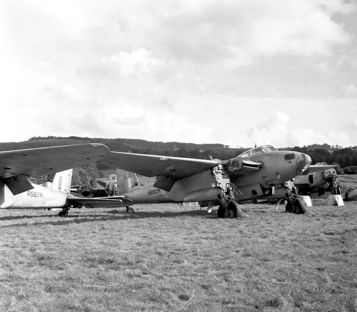 Framed Print : de Havilland Mosquito 6690M & 5487M Framed Print : de Havilland Mosquito 6690M & 5487M