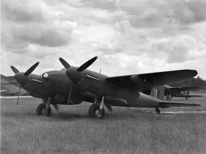 Framed Print : de Havilland Mosquito PRIX LR409 Framed Print : de Havilland Mosquito PRIX LR409