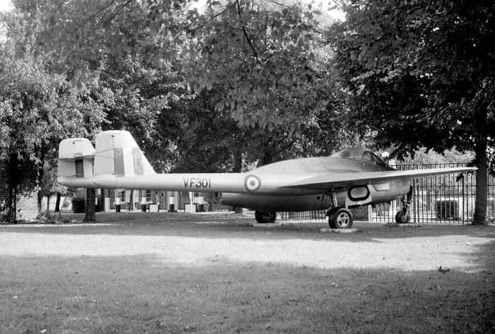 Framed Print : de Havilland Vampire F.1 7060M - VF301 Framed Print : de Havilland Vampire F.1 7060M - VF301