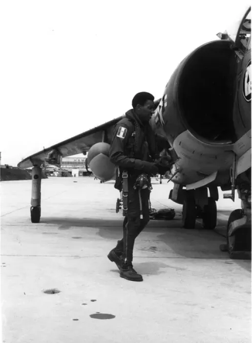 Framed Print : Hawker Siddeley Harrier AV-8A and its pilot Framed Print : Hawker Siddeley Harrier AV-8A and its pilot