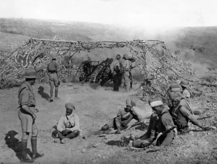 Framed Print : Heavy artillery in action in the desert, WW1 Framed Print : Heavy artillery in action in the desert, WW1