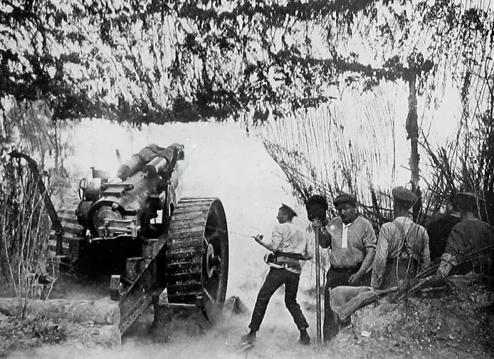 Framed Print : A Heavy Howitzer in France during WW1 Framed Print : A Heavy Howitzer in France during WW1