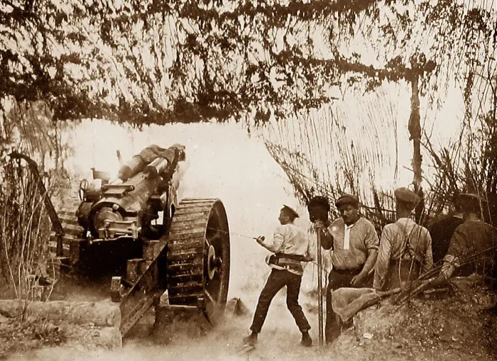 Framed Print : A heavy Howitzer in France during WW1 Framed Print : A heavy Howitzer in France during WW1