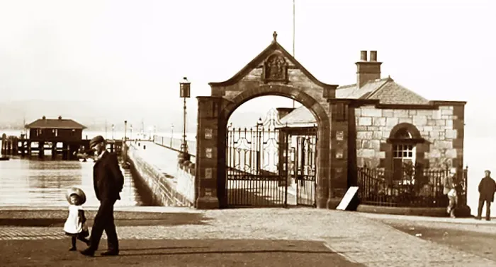 Framed Print : Helensburgh Pier, Scotland, early 1900s Framed Print : Helensburgh Pier, Scotland, early 1900s