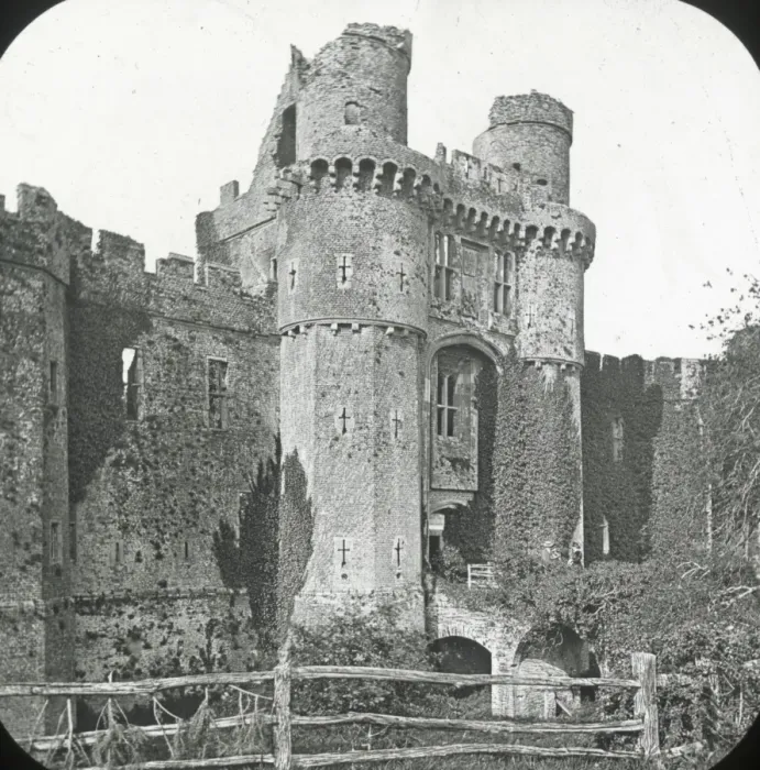 Framed Print : Herstmonceux Castle, East Sussex Framed Print : Herstmonceux Castle, East Sussex