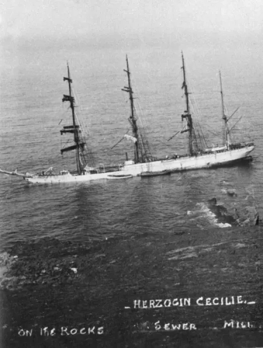 Framed Print : Herzogin Cecilie wrecked off Starhole Bay, Devon Framed Print : Herzogin Cecilie wrecked off Starhole Bay, Devon