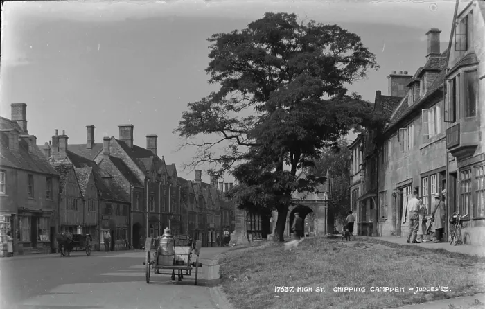 Framed Print : High Street in Chipping Campden Framed Print : High Street in Chipping Campden