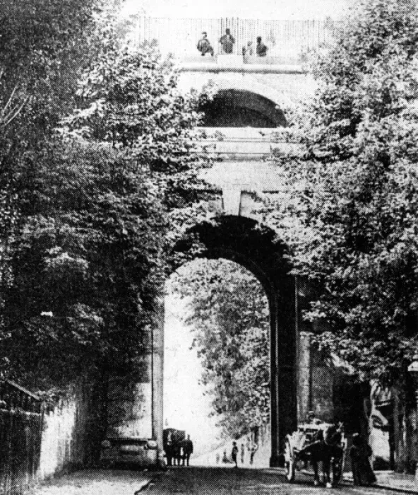 Framed Print : Highgate Archway Framed Print : Highgate Archway