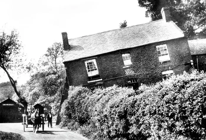 Framed Print : Himley Crooked House early 1900s Framed Print : Himley Crooked House early 1900s