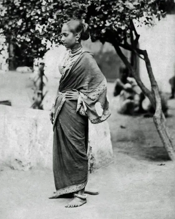 Framed Print : Hindu woman, Bombay (Mumbai), India Framed Print : Hindu woman, Bombay (Mumbai), India