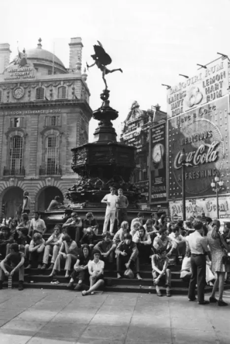 Framed Print : Hippies / Piccadilly 1969 Framed Print : Hippies / Piccadilly 1969