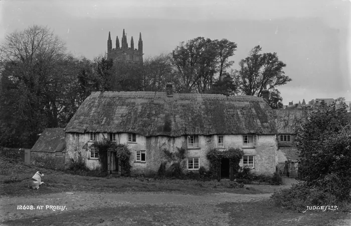 Framed Print : Historic Thatched Cottage in Probus Framed Print : Historic Thatched Cottage in Probus