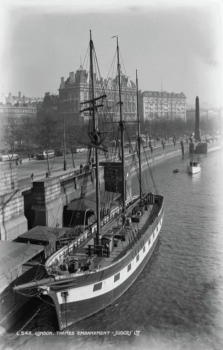 Framed Print : Historic View of the Thames Embankment Framed Print : Historic View of the Thames Embankment