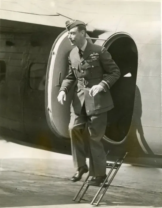 Framed Print : HM King George VI (in RAF uniform) leaves a de Havilland Framed Print : HM King George VI (in RAF uniform) leaves a de Havilland