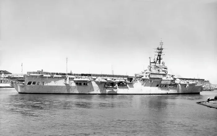 Framed Print : HMAS Sydney R17 Framed Print : HMAS Sydney R17