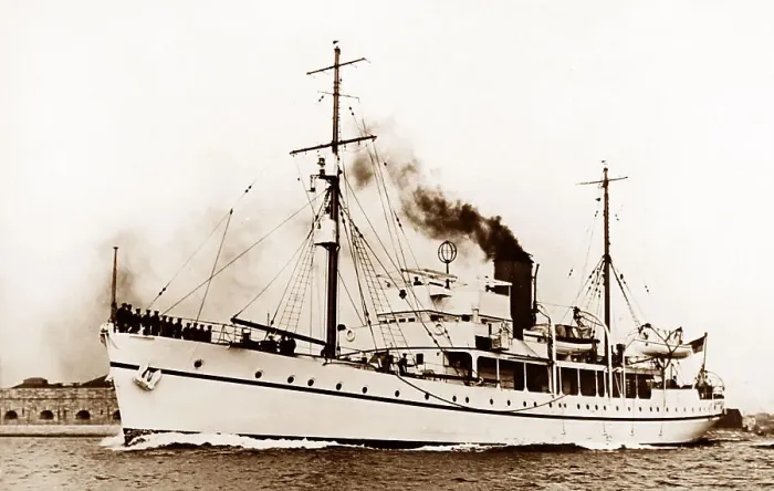 Framed Print : HMS Challenger, Royal Navy, early 1900s Framed Print : HMS Challenger, Royal Navy, early 1900s