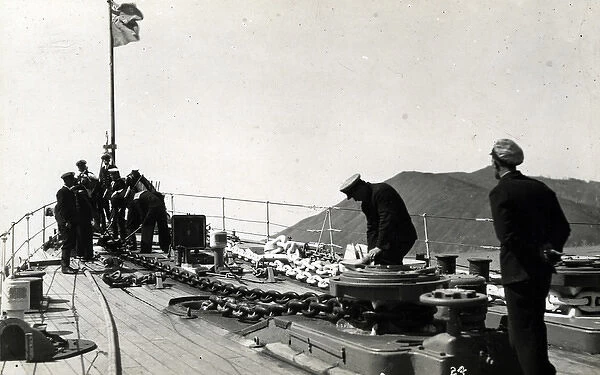 HMS Dunedin, British light cruiser, with crew