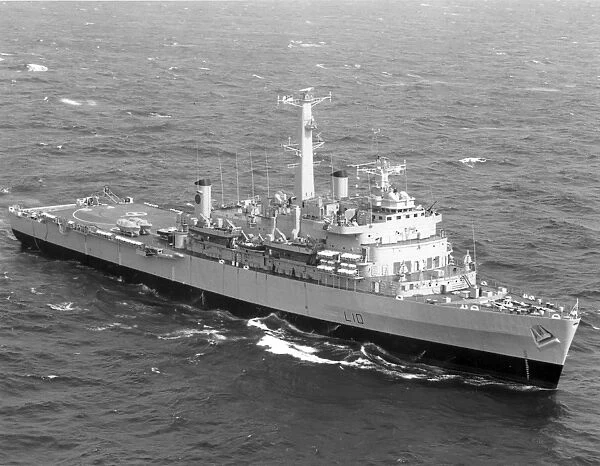 HMS Fearless (L10)