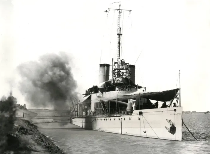 Framed Print : HMS Firefly, river gunboat, Mesopotamia, WW1 Framed Print : HMS Firefly, river gunboat, Mesopotamia, WW1