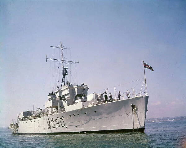 HMS Jewel, British minesweeper M390