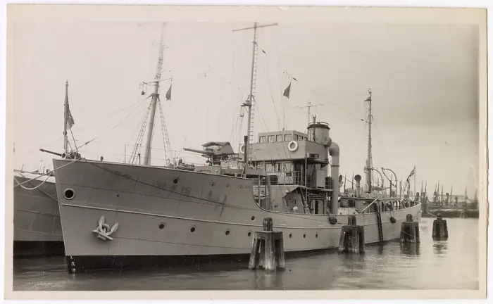 Framed Print : HMS Mastiff, British Dog Class minesweeper / armed trawler, launched 1938 Date: circa 1938 Framed Print : HMS Mastiff, British Dog Class minesweeper / armed trawler, launched 1938 Date: circa 1938