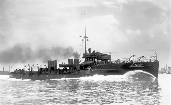 Framed Print : HMS Usk - a Yarrow-type River-Class destroyer Framed Print : HMS Usk - a Yarrow-type River-Class destroyer