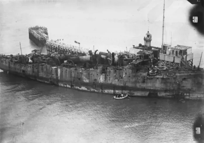 Framed Print : HMS Vindictive at Ostend, Belgium, WW1 Framed Print : HMS Vindictive at Ostend, Belgium, WW1