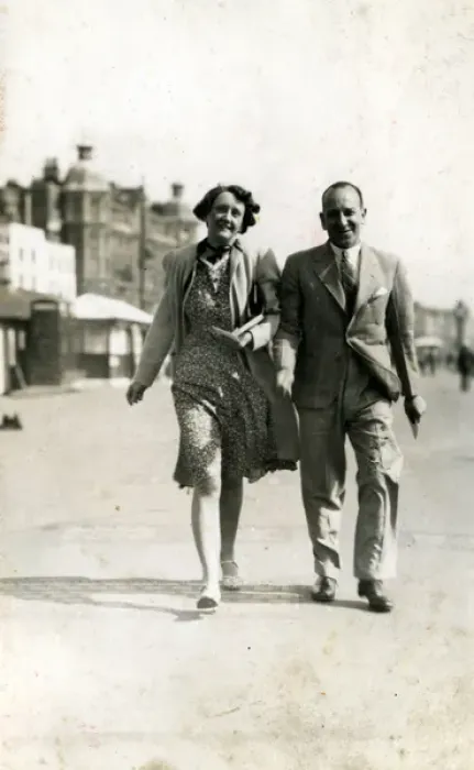 Framed Print : Holidaymaker Couple, Weymouth, Dorset Framed Print : Holidaymaker Couple, Weymouth, Dorset
