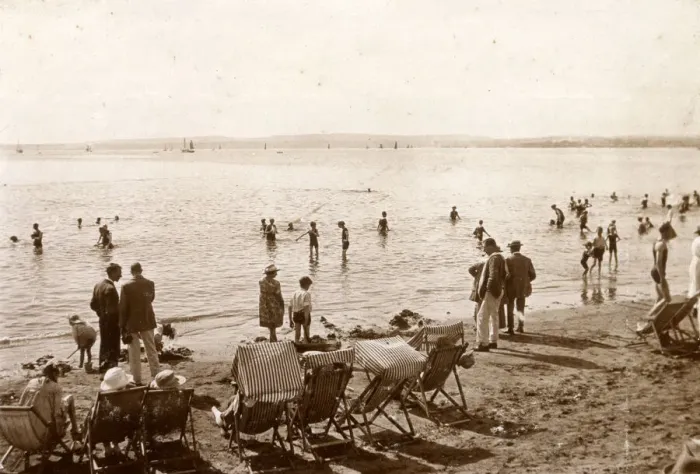 Framed Print : Holidaymakers on the beach at Torquay, Devon Framed Print : Holidaymakers on the beach at Torquay, Devon