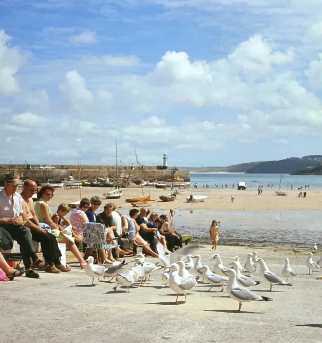 Framed Print : Holidaymakers feeding gulls, St Ives, Cornwall Framed Print : Holidaymakers feeding gulls, St Ives, Cornwall