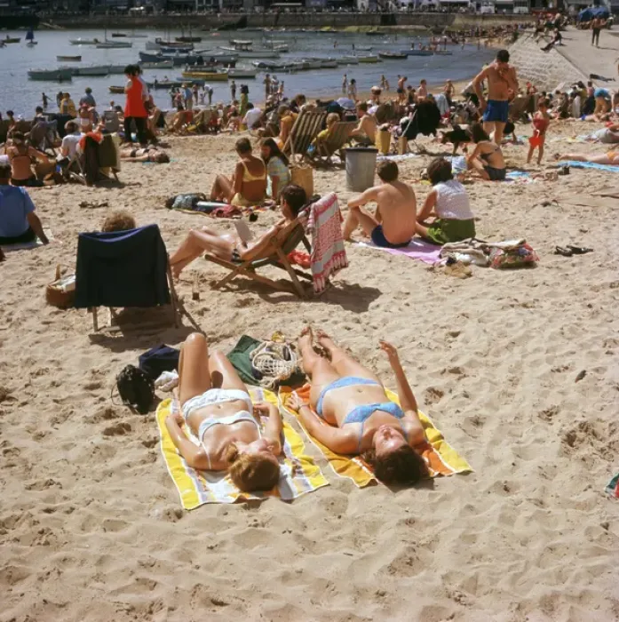 Framed Print : Holidaymakers on the harbour beach, St Ives, Cornwall Framed Print : Holidaymakers on the harbour beach, St Ives, Cornwall