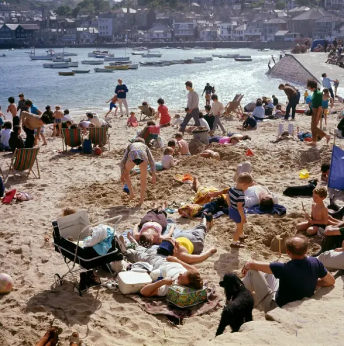 Framed Print : Holidaymakers on the harbour beach, St Ives, Cornwall
