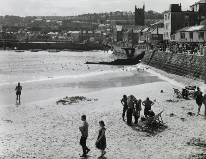 Framed Print : Holidaymakers on the harbour beach, St Ives, Cornwall Framed Print : Holidaymakers on the harbour beach, St Ives, Cornwall