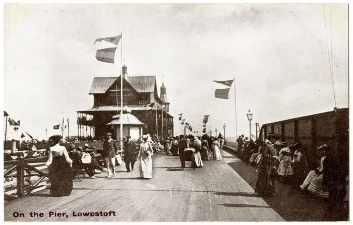 Framed Print : Holidaymakers on the pier, Lowestoft, Suffolk Framed Print : Holidaymakers on the pier, Lowestoft, Suffolk