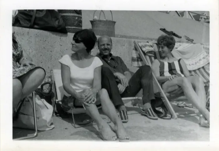Framed Print : Holidaymakers at the Seaside, Thought to be at Cowes, Isle o Framed Print : Holidaymakers at the Seaside, Thought to be at Cowes, Isle o