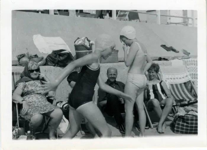 Framed Print : Holidaymakers at the Seaside, Thought to be at Cowes, Isle o Framed Print : Holidaymakers at the Seaside, Thought to be at Cowes, Isle o
