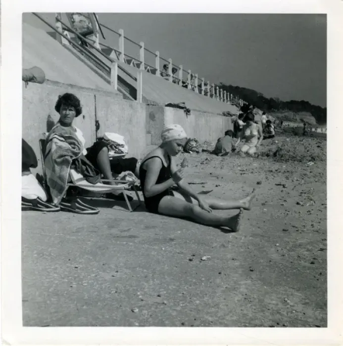 Framed Print : Holidaymakers at the Seaside, Thought to be at Cowes, Isle o Framed Print : Holidaymakers at the Seaside, Thought to be at Cowes, Isle o