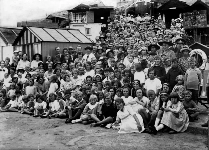 Framed Print : Holidaymakers at Walton-on-the-Naze, Essex Framed Print : Holidaymakers at Walton-on-the-Naze, Essex